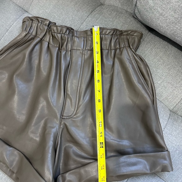 💥PRICE⬇️ 
ABERCROMBIE & FITCH • High Waisted Faux Leather Shorts•Olive Green •M - Picture 12 of 12